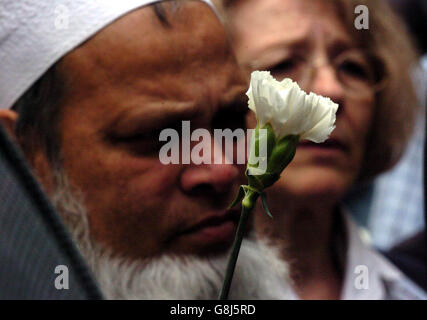 Eine Delegation aus der Beeston-Gemeinde in Leeds, Yorkshire, legt Blumen nieder und hält einen Gedenkdienst in der St. Pancras Old Church in der Nähe der Kings Cross Station in London, um den Opfern der Londoner Terroranschläge zu gedenken. Stockfoto