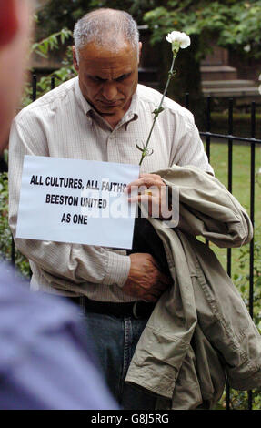 Eine Delegation aus der Beeston-Gemeinde in Leeds, Yorkshire, legt Blumen nieder und hält einen Gedenkdienst in der St. Pancras Old Church in der Nähe der Kings Cross Station in London, um den Opfern der Londoner Terroranschläge zu gedenken. Stockfoto