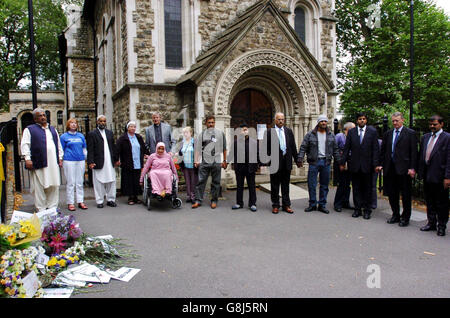 Eine Delegation aus der Beeston-Gemeinschaft in Leeds, Yorkshire, schließt sich während einer Schweigeminute bei einem Gedenkdienst in der St. Pancras Old Church nahe der Kings Cross Station in London an, um an die Opfer der Londoner Terroranschläge zu erinnern. Stockfoto