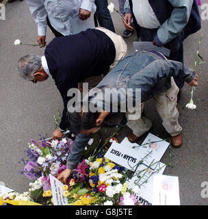 Eine Delegation aus der Beeston-Gemeinde in Leeds, Yorkshire, legt Blumen nieder und hält einen Gedenkdienst in der St. Pancras Old Church in der Nähe der Kings Cross Station in London, um den Opfern der Londoner Terroranschläge zu gedenken. Stockfoto