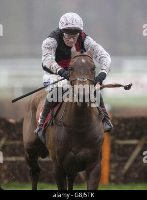 Der schleichende Budge unter Joshua Moore führt das Feld nach Hause und gewinnt den 32Red Casino Juvenile Hurdle Race Run während des 32Red Day auf der Sandown Park Racecourse, Esher. DRÜCKEN SIE VERBANDSFOTO. Bilddatum: Samstag, 2. Januar 2016. Siehe PA Story RACING Sandown. Bildnachweis sollte lauten: Julian Herbert/PA Wire Stockfoto