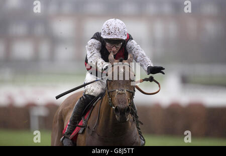 Sandown Park Rennen - 32Red Tag Stockfoto