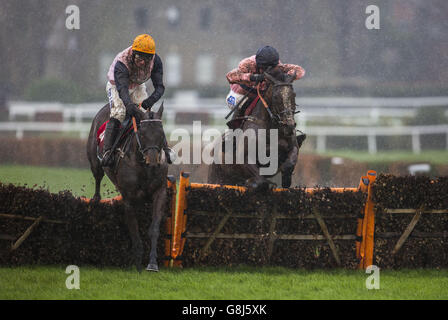 Polly Peachum unter David Bass (links) holt sich die bessere Govaness unter will Kennedy, um beim 32. Red Day auf der Sandown Park Racecourse, Esher, den Mares' Hurdle Race Run 32red.com zu gewinnen. Stockfoto