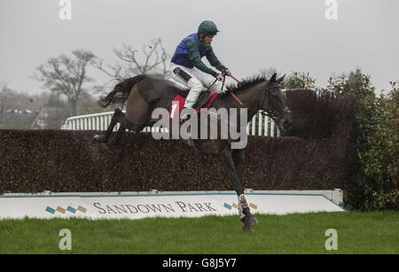 Bishops Road von Jamie Moore geritten löscht den letzten Zaun, bevor es zum 32Red Handicap Steeple Chase Race Run während des 32Red Day auf der Sandown Park Racecourse, Esher, geht. Stockfoto