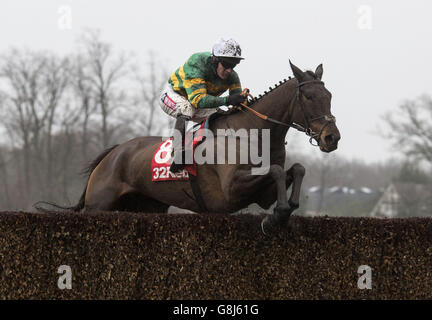 Der mutige Henry unter Barry Geraghty räumt den letzten Zaun, um den 32Red Casino Handicap Steeple Chase Race Run während des 32Red Day auf der Sandown Park Racecourse, Esher, zu gewinnen. Stockfoto