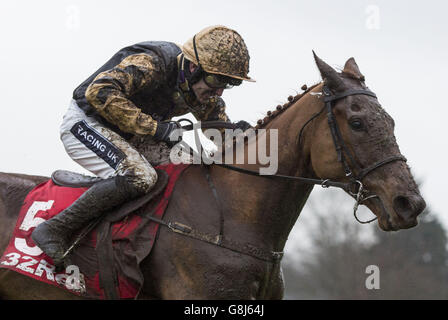 Yorkhill, der von Ruby Walsh geritten wird, zieht sich vom letzten Flug ab, bevor er beim 32Red Tolworth Novices' Hurdle Race Run am 32Red Day auf der Sandown Park Racecourse, Esher, gewinnt. DRÜCKEN SIE VERBANDSFOTO. Bilddatum: Samstag, 2. Januar 2016. Siehe PA Story RACING Sandown. Bildnachweis sollte lauten: Julian Herbert/PA Wire Stockfoto