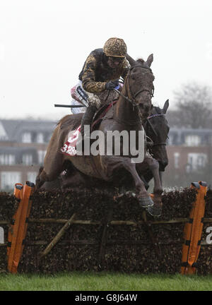 Sandown Park Rennen - 32Red Tag Stockfoto