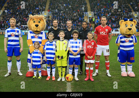 Reading gegen Bristol City - Sky Bet Championship - Madejski Stadium. Kapitän Paul McShane (links) und Aaron Wilbraham, Kapitän der Stadt Bristol, stehen vor dem Spiel mit den Beamten und Maskottchen. Stockfoto