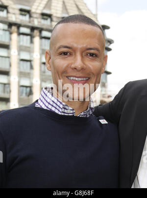 Clive Lewis, Abgeordneter für Norwich South, mit Daniel Zeichner, Abgeordneter für Cambridge, nachdem er mit seinen neu gewählten Labour-Kollegen in Westminster, im Zentrum von London, an einer Fotoannahme teilgenommen hatte. Stockfoto