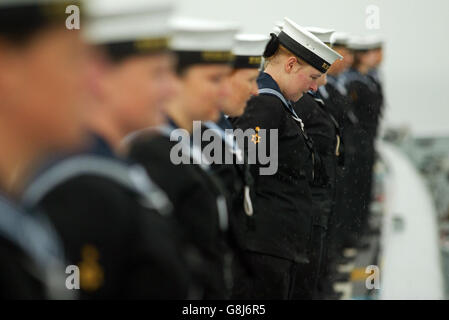 HMS unbesiegbar letzte Reise - Portsmouth Harbour Stockfoto