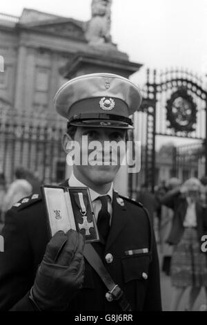 Royal Marine Lieutenant Keith Mills, mit seinem Distinguished Service Cross im Buckingham Palace nach der Investitur. LT Mills, 22, aus Amlwch, Anglesey, war der Offizier, der eine Abteilung der Royal Marines vom Eispatrouillenschiff „Endurance“ aus befehligen musste. Er führte sie zur Verteidigung von Südgeorgien, als die Argentinier zu Beginn des Falklandkonflikts landeten. Stockfoto