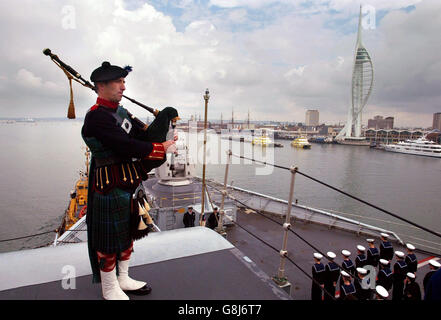 HMS unbesiegbar letzte Reise - Portsmouth Harbour Stockfoto