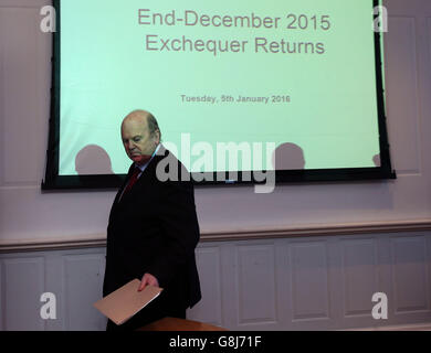 Finanzminister Michael Noonan trifft auf eine Pressekonferenz zum Abschlussjahr 2015-Exchecr Statement im Finanzministerium von Dublin ein. Die Steuern aus dem Großgeschäft und das Geld aus dem Verkauf von Aktien an geretteten Banken wurden der Regierung gutgeschrieben, um ihre Bücher auszugleichen. Stockfoto