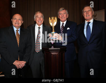 Ehemalige England- und WM-Sieger (von links nach rechts) George Cohen, Gordon Banks, Martin Peters und Sir Geoff Hurst mit der Jules-Rimet-Trophäe während der Fotozelle im Royal Garden Hotel, Kensington. Stockfoto