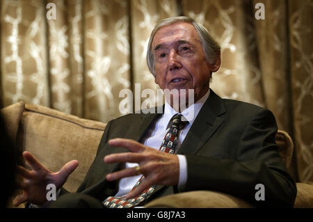 Der ehemalige englische Spieler und Weltcup-Sieger Gordon Banks während der Fotozelle im Royal Garden Hotel, Kensington. Stockfoto