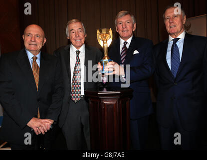 Ehemalige England- und WM-Sieger (von links nach rechts) George Cohen, Gordon Banks, Martin Peters und Sir Geoff Hurst mit der Jules-Rimet-Trophäe während der Fotozelle im Royal Garden Hotel, Kensington. Stockfoto