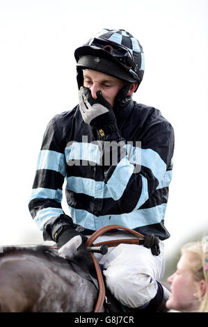 Fontwell Racecourse - Autumn Raceday. Jockey Matt Griffiths reagiert nach dem Reiten Decimus in der Kanzler der Formchecker Handicap Hürde Stockfoto