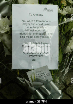 Eine blumige Hommage des Basketballteams Anthony Walkers, der Toxteth Tigers, ging in die Nähe der Stelle, an der der Teenager getötet wurde. Stockfoto