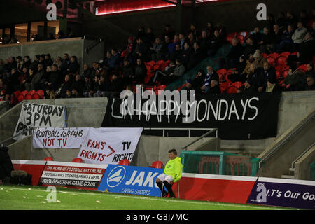 Fußball - Emirates FA Cup - erste Runde - FC United of Manchester / Chesterfield - Broadhurst Park. Eine allgemeine Ansicht der Banner in den Ständen Stockfoto