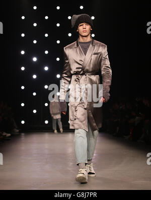 Modelle auf dem Laufsteg während der TOPMAN Design London Collections Men AW2016 Show im Ambika P3, University of Westminster, London. Stockfoto