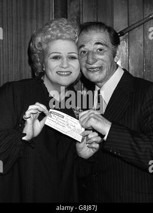 4,500 an den Guinea Pig Club - dessen Mitglieder bei aktivem Dienst schwer verbrannt wurden - heute Abend in London. Das Geld, das von der Aircrew Association gesammelt wurde, erhält Jack Toper, 59, aus Woodford Green, Essex, der dem Club beitrat, als sein Bomber von Wellington in Clacton zusammenstürzte, nachdem er von einem Überfall auf Deutschland abgeschossen wurde Stockfoto