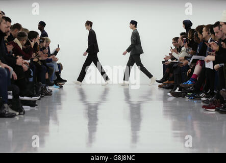 Models auf dem Laufsteg während der Agi & Sam London Collections Men AW2016 Show im BFC Show Space, Victoria House, London. Stockfoto