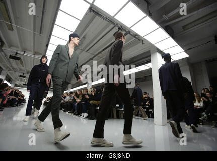 Models auf dem Laufsteg während der Agi & Sam London Collections Men AW2016 Show im BFC Show Space, Victoria House, London. Stockfoto