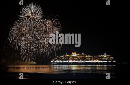 Feuerwerke werden losgelassen, als Cunards Queen Victoria, eine der drei Queens Liner, sich auf ihrer ersten Weltreise im Jahr 2016 auf Southampton Water in den Fluss Solent begibt. Stockfoto