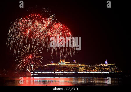 Feuerwerke werden losgelassen, als Cunards Queen Victoria, eine der drei Queens Liner, sich auf ihrer ersten Weltreise im Jahr 2016 auf Southampton Water in den Fluss Solent begibt. Stockfoto