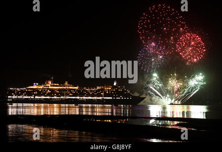 Das Feuerwerk wird losgelassen, als Cunards Queen Elizabeth, eine der drei Queens Liner, auf ihrer ersten Weltreise im Jahr 2016 das Southampton Water in den River Solent hinuntergeht. Stockfoto