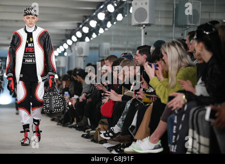 Ein Modell auf dem Laufsteg während der KTZ London Collections Men AW2016 Show im BFC Show Space, The Strand, London. Stockfoto