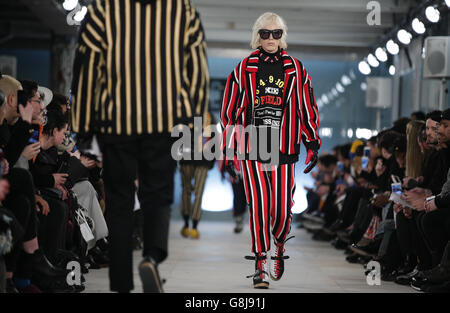 Ein Modell auf dem Laufsteg während der KTZ London Collections Men AW2016 Show im BFC Show Space, The Strand, London. Stockfoto