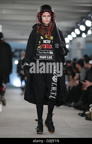 Ein Modell auf dem Laufsteg während der KTZ London Collections Men AW2016 Show im BFC Show Space, The Strand, London. Stockfoto