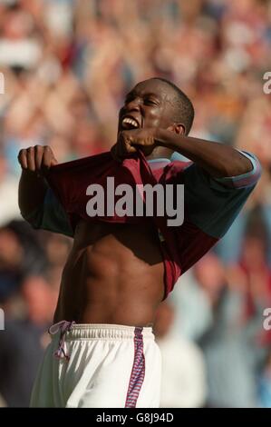 Fußball - FA Carling Premiership - Aston Villa / Leeds United. Dwight Yorke von Aston Villa feiert sein Siegtreffer Stockfoto