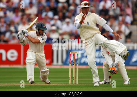 Der englische Michael Vaughan kommt einem Schuss aus dem Weg Von Justin langer aus Australien Stockfoto