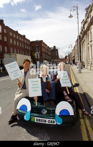 (Von links) der Energiesprecher der Grünen Eamon Ryan, der Vorsitzende John Gormley und die stellvertretende Vorsitzende, Cllr Mary White, stehen mit dem von Frau White betriebenen Volkswagon Golf-Anwesen vor Regierungsgebäuden, um ihre Forderung nach einer 100%igen Verbrauchsteuerbefreiung auf Biokraftstoffe zu unterstützen. Stockfoto