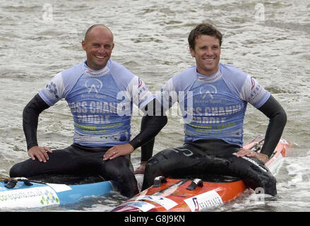 Olympic Rower James Cracknell und Surf Coach Pete Craske, links, Pose auf der Themse, bevor sie ihren Versuch starten, den Rekord für eine Channel Paddleboard Crossing zu brechen. Stockfoto