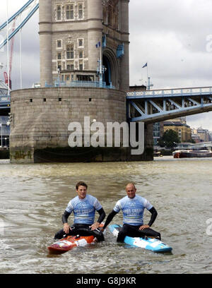 Olympic Rower James Cracknell (links) und Surf Coach Pete Craske, links, posieren auf der Themse, bevor sie ihren Versuch starten, den Rekord für eine Channel Paddleboard Crossing zu brechen. Stockfoto