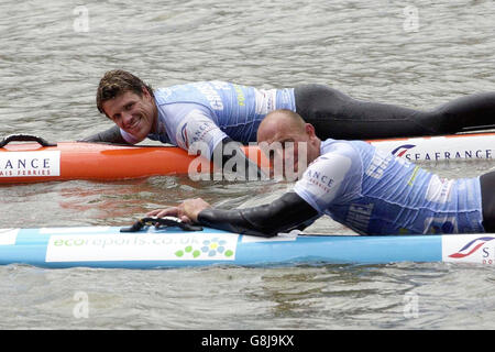 Paddleboard Channel Crossing Stockfoto