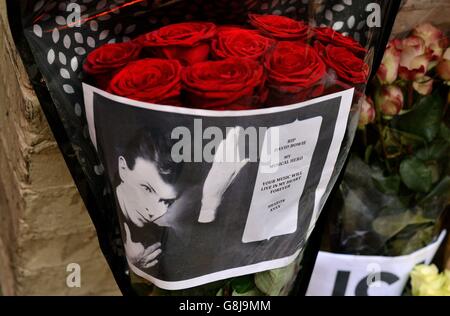 Unter einer Gedenktafel für David Bowies ikonische Kreation, Ziggy Stardust, in der Heddon Street, London, sind Blumen zu sehen, die den 40. Jahrestag des Albums, The Rise and Fall of Ziggy Stardust and The Spiders from Mars, markieren, nachdem der Rockstar nach einem 18-monatigen Kampf gegen Krebs starb. Stockfoto