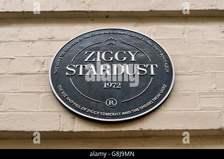 Eine Gedenktafel an David Bowies ikonische Kreation, Ziggy Stardust, in der Heddon Street, London, anlässlich des 40. Jahrestages des Albums, The Rise and Fall of Ziggy Stardust and The Spiders from Mars, nachdem der Rockstar nach einem 18-monatigen Kampf gegen Krebs starb. Stockfoto