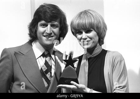 Ed Stewart und Joanna Lumley - Pinewood Studios, Buckinghamshire Stockfoto