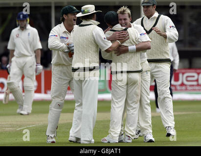 Der australische Brett Lee umarmt Kapitän Ricky Ponting, als sie feiern, 9 Läufe lang das Dickicht des englischen Geraint Jones zu haben.