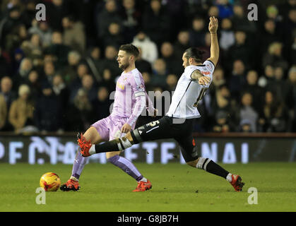 Derby County / Reading - Sky Bet Championship - iPro Stadium. Bradley Johnson von Derby County (rechts) und Oliver Norwood von Reading kämpfen um den Ball. Stockfoto