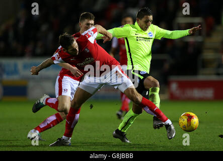 Anthony Knockaert von Brighton und Hove Albion kämpft während des Sky Bet Championship-Spiels im AESSEAL New York Stadium, Rotherham, um den Ball mit Joe Mattock von Rotherham United. Stockfoto