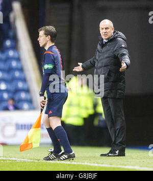 Rangers Manager Mark Warburton (rechts) und Linienmann Stuart Hodge während des Ladbrokes Scottish Championship Spiels im Ibrox Stadium, Glasgow. DRÜCKEN SIE VERBANDSFOTO. Bilddatum: Dienstag, 1. Dezember 2015. Siehe PA Geschichte FUSSBALL Rangers. Bildnachweis sollte lauten: Jeff Holmes/PA Wire. EINSCHRÄNKUNGEN: Stockfoto