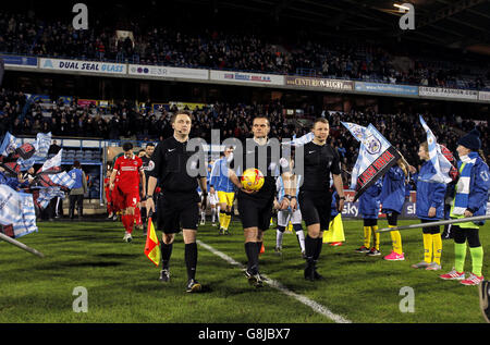 Die Spielfunktionäre, darunter Schiedsrichter Geoff Eltringham und Assistenten Wayne Grunnill und Neil Sharp führen die Teams vor der Spiel Stockfoto