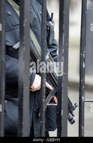 Ein Waffenoffizier der Metropolitan Police steht in Westminster, London, da die Zahl der bewaffneten Offiziere in der größten britischen Polizei nach den Terroranschlägen von Paris um mehr als ein Viertel steigen wird. Stockfoto