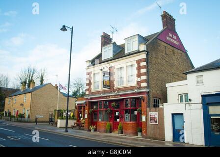 The Old Wheatsheaf Pub, in Enfield, London, wo der Austausch von Beute aus Hatton Garden Raub stattfand. Carl Wood, William Lincoln und Hugh Doyle wurden am Woolwich Crown Court wegen Beteiligung an der Razzia in Hatton Garden verurteilt, die als größter Einbruch in der britischen Rechtsgeschichte angesehen wurde, bei dem Schmuck und Wertgegenstände im Wert von geschätzten &ACIRC;£14 Millionen gestohlen wurden. 8/1/2016 Stockfoto