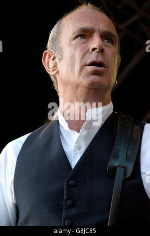 Musik - Guilfest Music Festival 2005 - Stoke Park. Francis Rossi von Status Quo auf der Bühne. Stockfoto